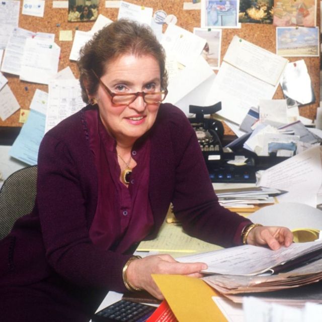 أستاذة العلاقات الدولية في جامعة جورج تاون مادلين اولبرايت تجلس في مكتبها عام 1982