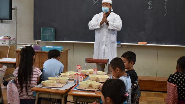 Crianças em escola no Japão
