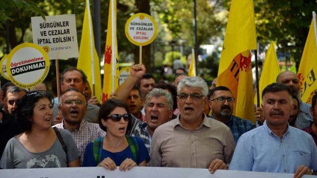 Milli Eğitim Bakanlığı binasında toplanan protestocular,