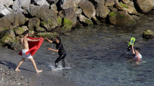 Migrants swimming ashore in Ceuta, 17 May 21