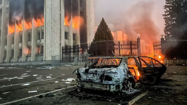 阿拉木图政府大楼出现火情。