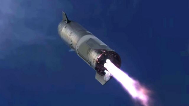 Une fusée SpaceX vue d'en bas alors qu'elle vient se poser sur la Terre
