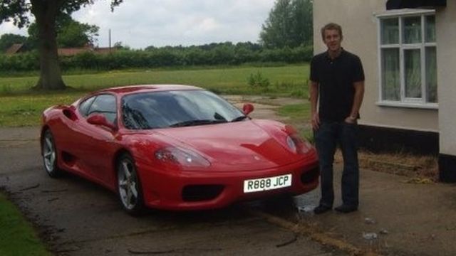 Jacyn Heavens con su Ferrari.
