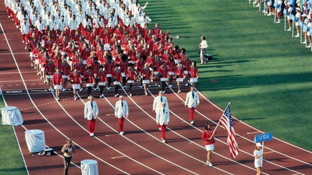 அமெரிக்க கொடியேந்திச் செல்லும் ஓல்கா