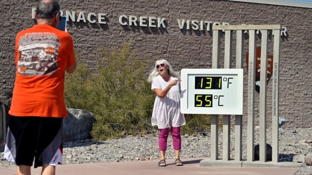 美國加州死亡谷熔爐溪遊客中心外對年長男女在顯示132華氏度（55攝氏度）讀數的溫度計前拍照（17/8/2020）
