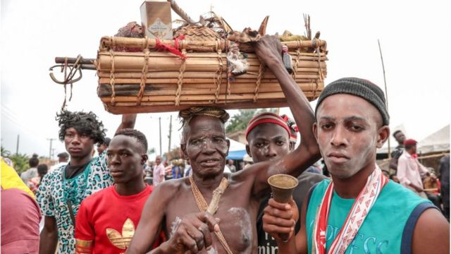 Wakishiriki Wanaume katika mitaa ya Arondizuogu wakati wa tamasha lijulikanalo kama Ikeji nchini Nigeria