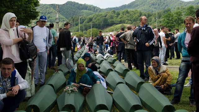 ¿Por qué se desintegró Yugoslavia? Funeral de bosnios identificados en 2014.