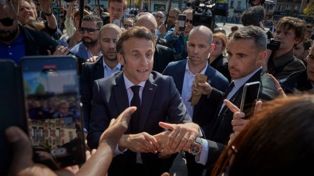 O presidente francês Emmanuel Macron se encontra com moradores de Saint-Denis em 21 de abril
