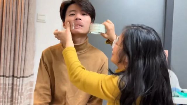 Trong một video hiện đã bị xóa, cô Đổng dán băng keo lên miệng anh Trương - có thể là dấu hiệu cho thấy họ đang bị áp lực phải im lặng