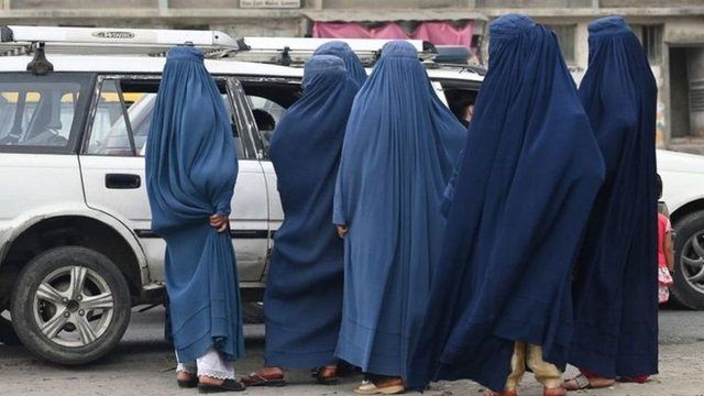 塔利班让阿富汗女性穿上罩袍。(photo:BBC)
