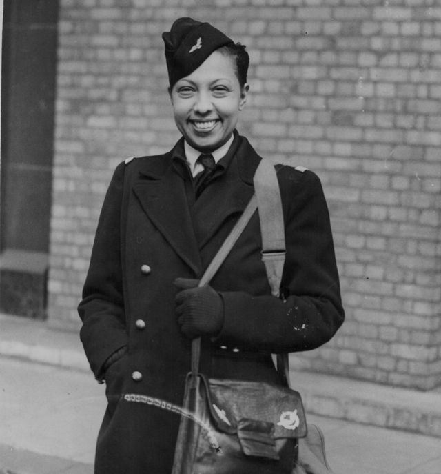 Josephine Baker nel 1945 vestita con la sua uniforme militare