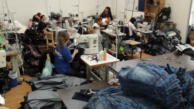Subir y bajar compañero Trascender El levanta cola y el diseño van de la mano": el secreto detrás del éxito de  los jeans colombianos - BBC News Mundo