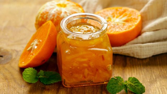 Банка с апельсиновым мармеладом