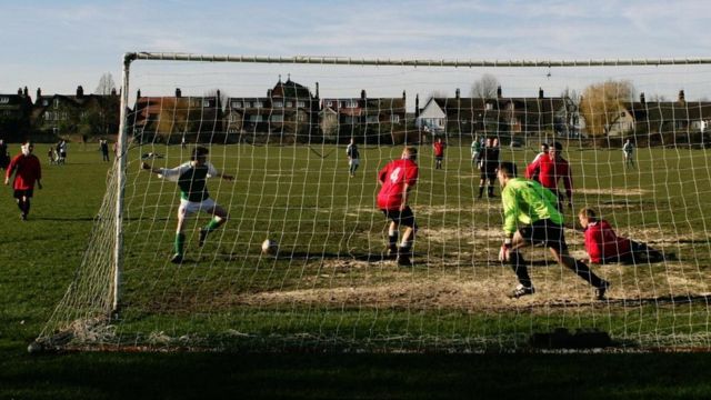 Partida de futebol em parque de Londres