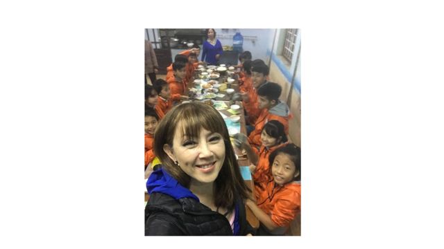 Jenny Đỗ cùng các em trong hội Friends of Hue tại Việt Nam