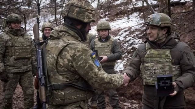 Presidente ucraniano Volodymyr Zelensky cumprimenta tropas de seu país