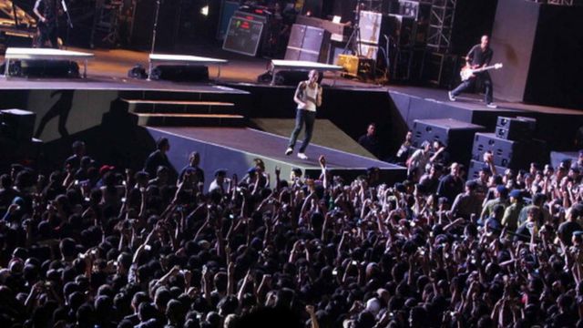 Chester Bennington (centre) performs with Linkin Park in Jakarta (21 September 2011)