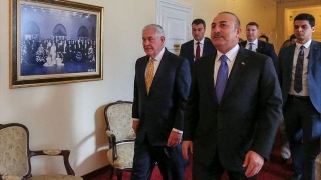 آقای تیلرسون (چپ) در دیدار با همتای ترکیه‌ای خود آقای چاووش اوغلو (راست)
