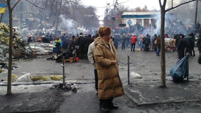Пожилой мужчина среди баррикад на Грушевского