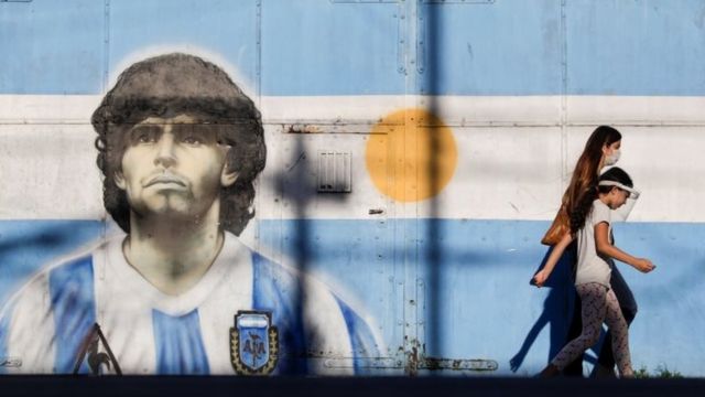 Doctored photo of Pelé 'bidding farewell' to Maradona circulates