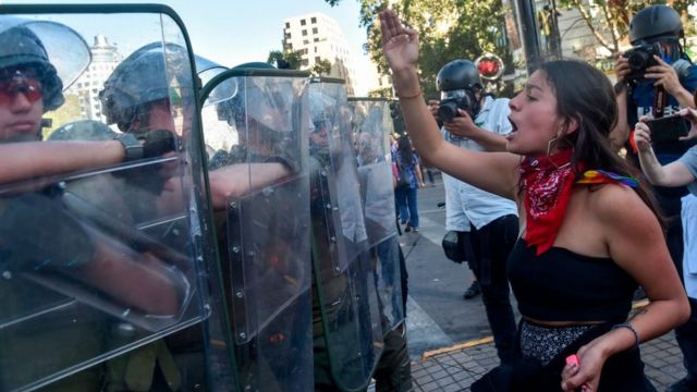 Manifestante encara a policías