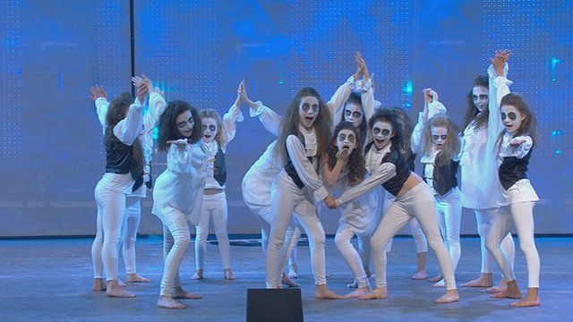 Dawns Greadigol/Cyfoes i Grŵp (100) / Group Creative/Modern Dance (100)