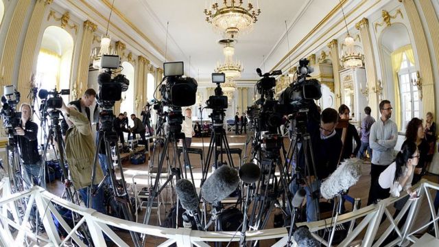 Periodistas con cámaras en un salón de la Academia Sueca