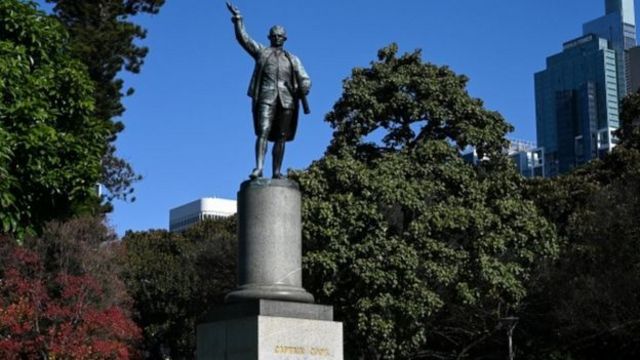 Kaptan James Cook'un Avustralya'ya ayak basmasını simgeleyen heykel,