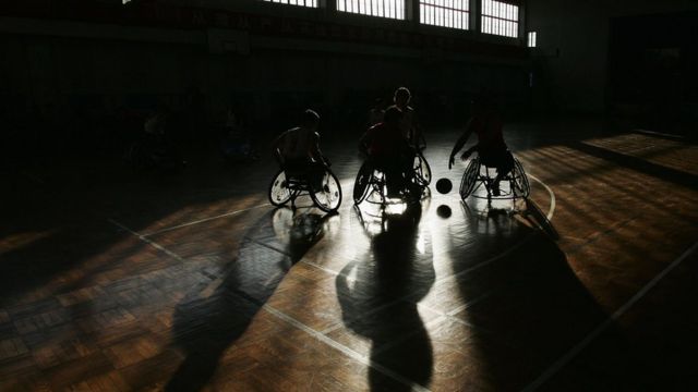 Atletas paralímpicos practican baloncesto.