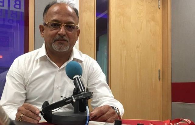 சாவர்க்கர் குறித்து சிறப்பு ஆய்வுகளை மேற்கொண்ட நிரஞ்சன் தக்லே பிபிசி ஸ்டுடியோவில்