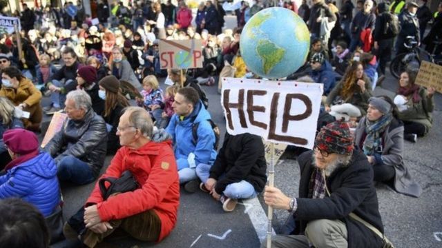 محتجون حول العالم يطالبون الحكومات بتبني خطط للحد من الانبعاثات الضارة.