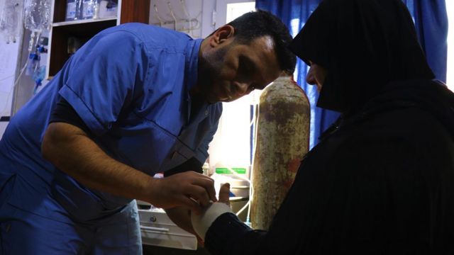 El Dr. Ahmed al-Masri atendiendo a un paciente