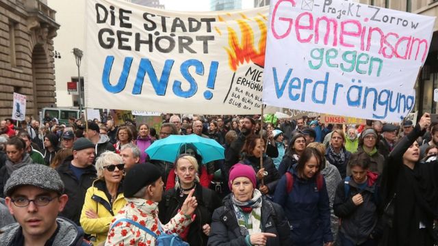 "Die stadt gehört uns" (la ville nous appartient) ou "Gemeinsam gegen verdrängung" (ensemble contre la répression) lit-on sur les pancartes.
