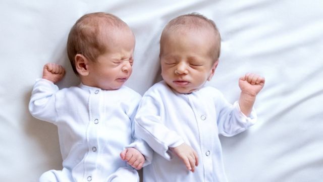 Dos bebés gemelos