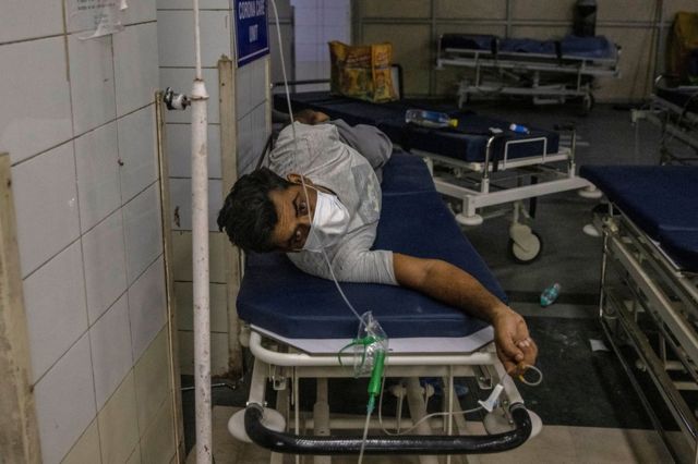 A patient suffering from the coronavirus disease (COVID-19) gets treatment at the casualty ward in Lok Nayak Jai Prakash (LNJP) hospital, amidst the spread of the disease in New Delhi, India April 15, 2021. REUTERS/Danish Siddiqui