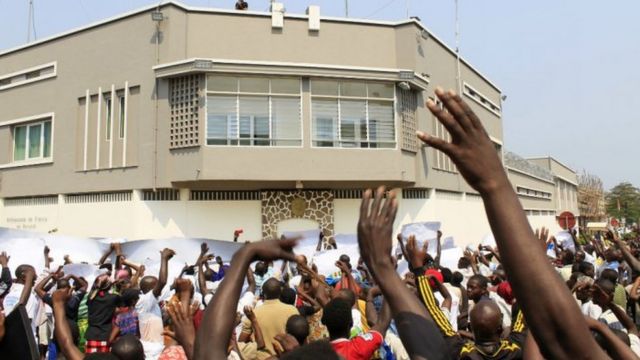 Les manifestants burundais devant l'ambassade de France