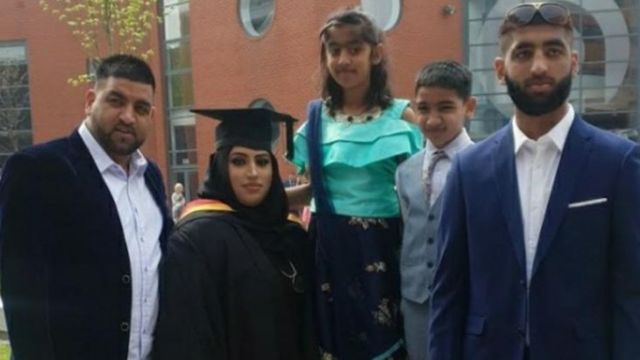 أريما مع زوجها وأطفالها في حفل تخرجها من جامعة ولفرهامبتون