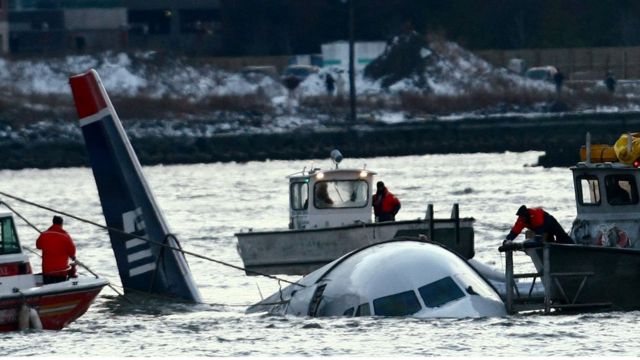 Avión sumergido en el río Hudson.