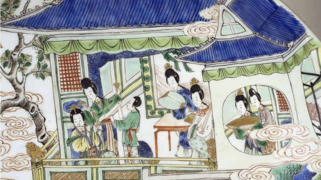Tranh phụ nữ Trung Quốc thế kỷ 17-18 trên đĩa gốm