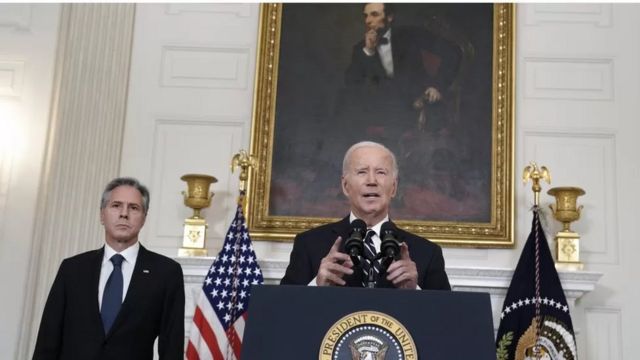 جو بایدن در مورد حملات روز شنبه به اسرائیل صحبت میکند و آنتونی بلینکن وزیر امور خارجه، بالاترین دیپلمات ارشد ایالات متحده در کنار اوست