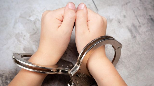 சிறுமிக்கு கைவிலங்கு