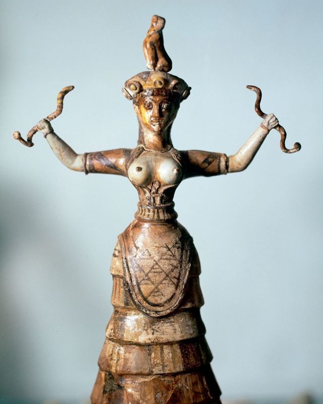 As extraordinárias estátuas da deusa das serpentes encontradas nas ruínas minoicas vêm inspirando artistas e designers há décadas