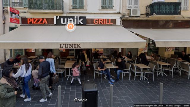 Captura de imagem do Google Street View mostrando fachada de restaurante de dia, com toldo e mesas na área externa