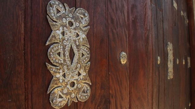 Detalle de una puerta de una mezquita.