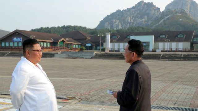 조선중앙통신은 김정은 북한 국무위원장이 금강산관광지구를 현지지도하는 모습과 금강산에 설치된 남측 시설 철거를 지시했다고 23일 보도했다