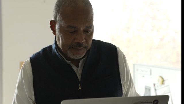 Ralph Clark, executivo-chefe da ShotSpotter, mexendo em seu computador