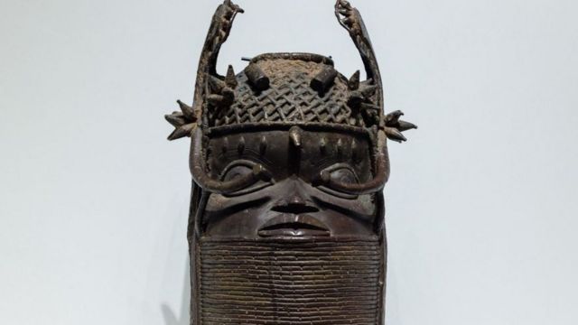 une "Mémorial" (Unhunmwun elau, du Nigéria, Royaume du Bénin, collecté au Nigéria et acquis en 1898) est présenté dans le cadre de l'exposition. "Bronzer du Bénin" Lors d'un aperçu presse des nouvelles salles d'exposition avant leur ouverture au Humboldt Forum dans l'aile est du nouveau palais de Berlin le 15 septembre 2022 à Berlin.