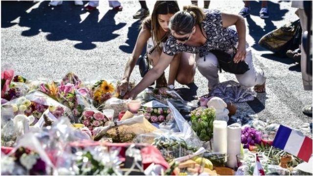 Abantu bakomeje kwibuka abaguye mu bitero by'i Nice