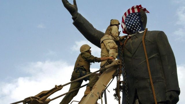 القوات الأمريكية دخلت وسط بغداد وأطاحت بتمثال صدام حسين في 9 أبريل/ نيسان 2003