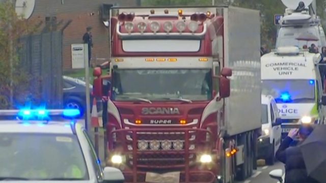 الشرطة البريطانية تعثر على 39 جثة داخل شاحنة